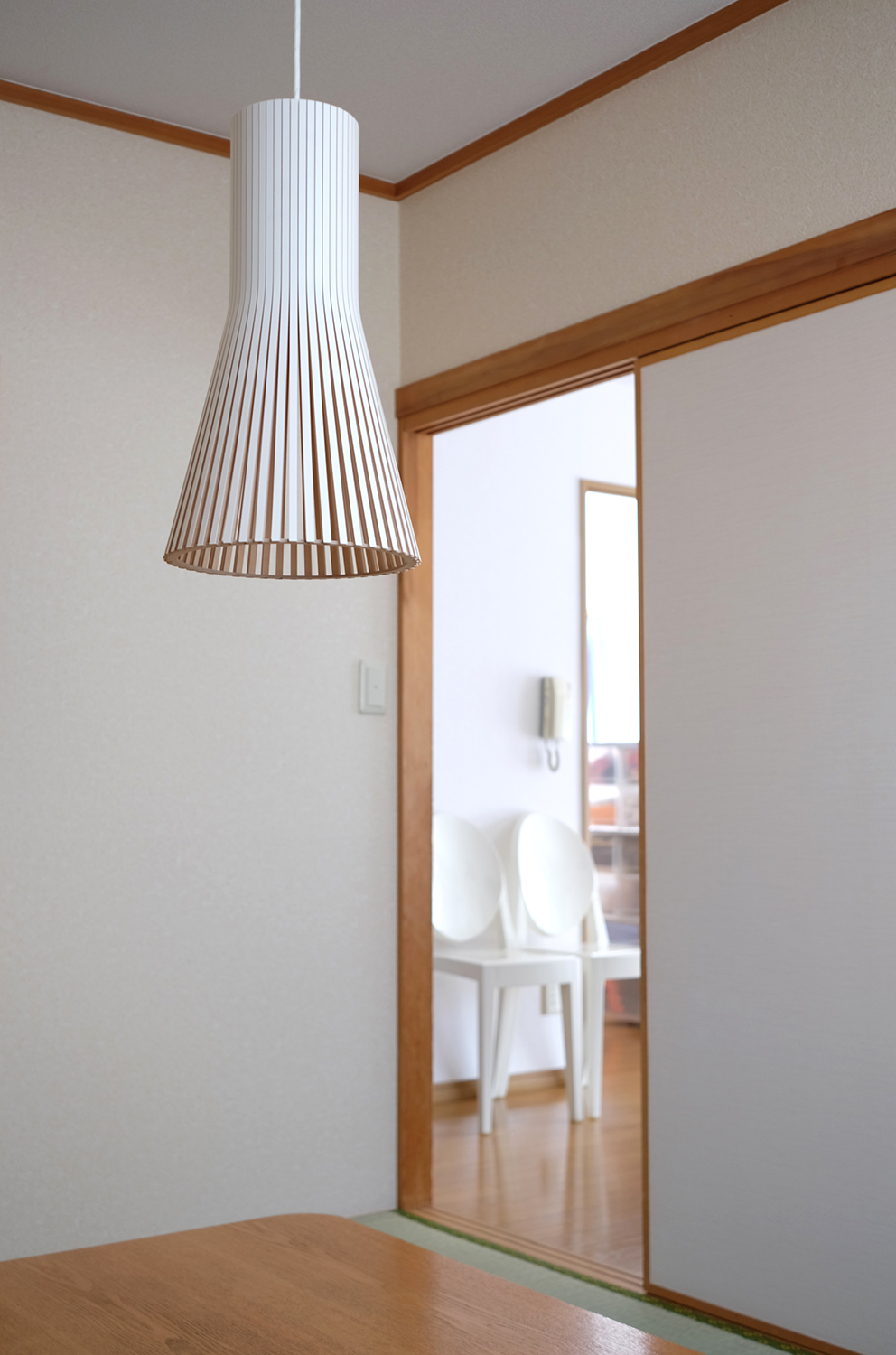 畳の部屋に似合う照明は？ 木製のペンダントランプ – Secto 4201 pendant
