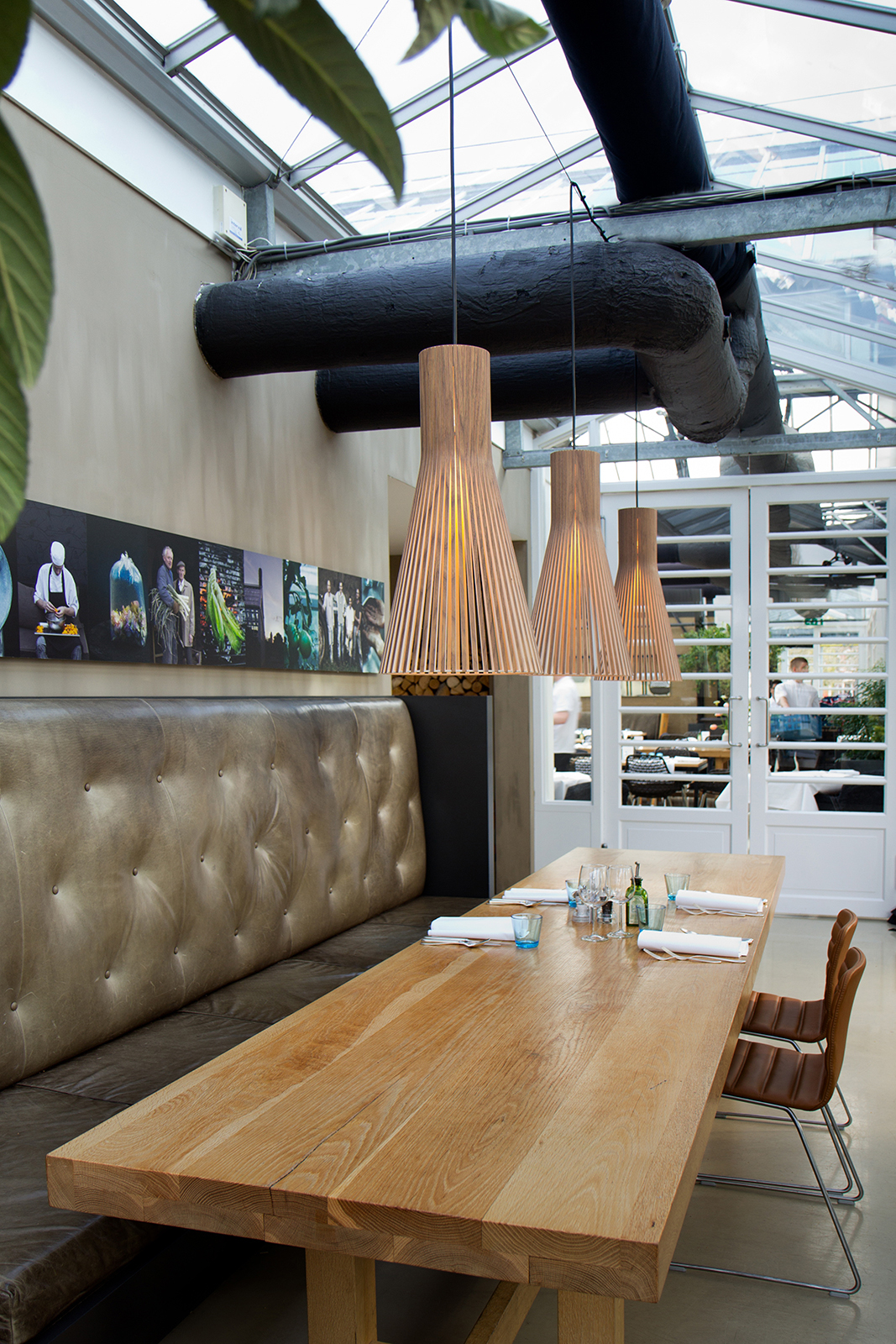 田園の中にあるレストランにウッディなペンダントを, Wooden lamps at restaurant in greenhouses