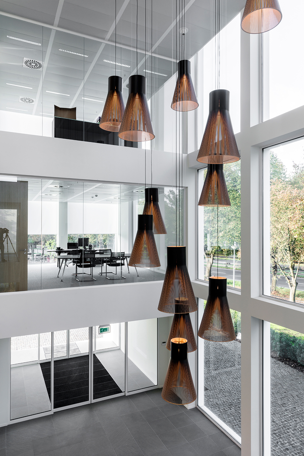 大きなブラックの木製ペンダントを天井の高い空間に, Magnum 4202 pendant in hallway